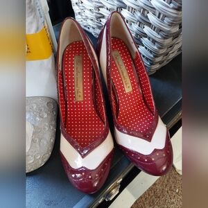 Elegant Red and Cream Flats with Pointed Toe Design